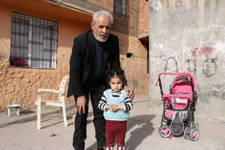 2 genç kız, 3 yaşındaki çocuğu 3 dakikada kaçırdı
