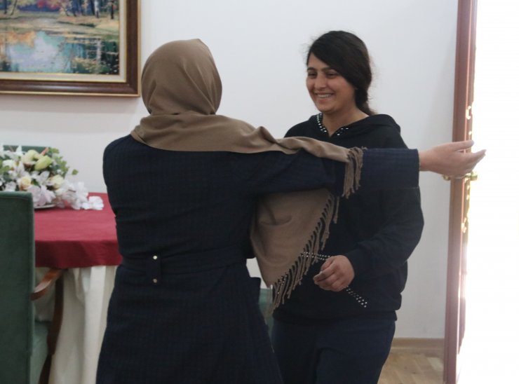 Güvenlik güçlerinin ikna çalışması sonucu bir aile daha evladına kavuştu