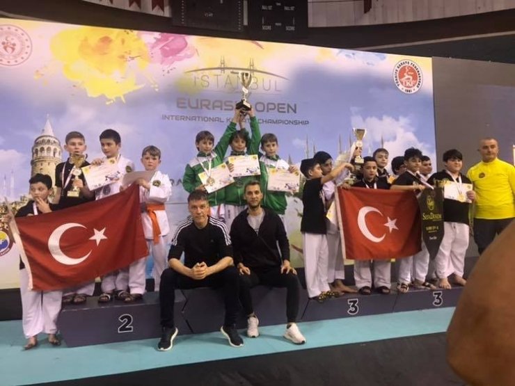 Mustafakemalpaşa Belediyesporlu karateciler madalyaları topladı