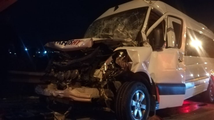 İşçi servisi seyir halindeki kamyona arkadan çarptı: 12 yaralı