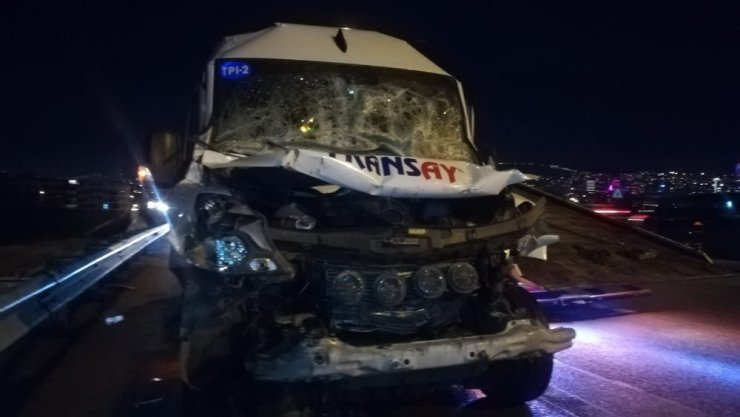 İşçi servisi seyir halindeki kamyona arkadan çarptı: 12 yaralı