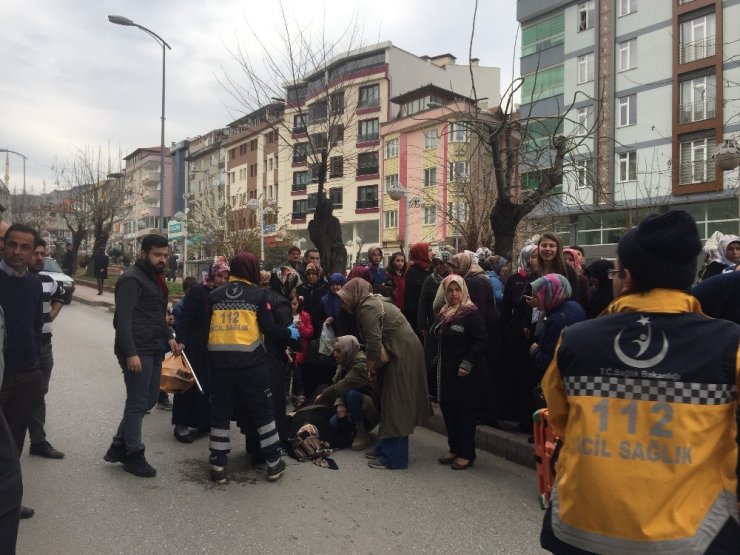 Tosya’da motosiklet yayaya çarptı: 2 yaralı