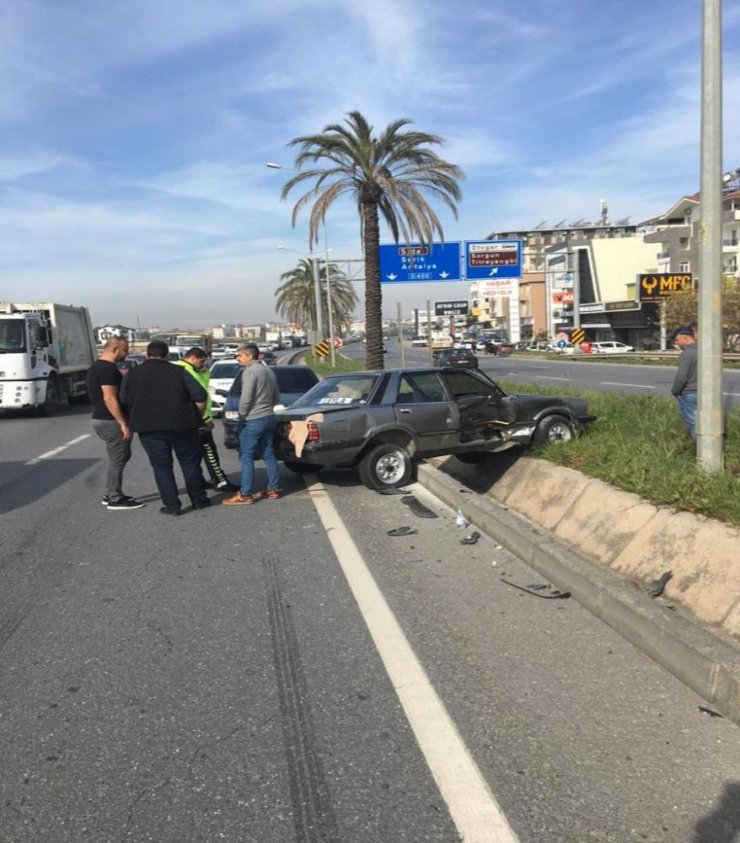 Lastiği patlayan otomobile ticari araç çarptı: 2 yaralı