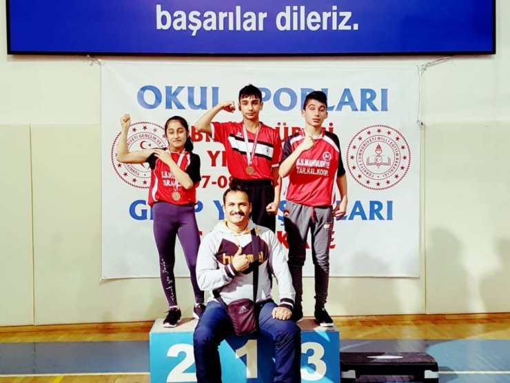 Kepsut’lu bilek güreşçilerinden başarı