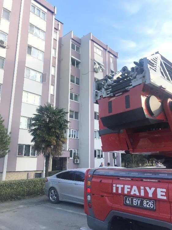 7 katlı binada çıkan yangın paniğe neden oldu