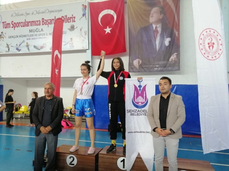 Şehzadeler’in kadınları kürsüye ambargo koydu
