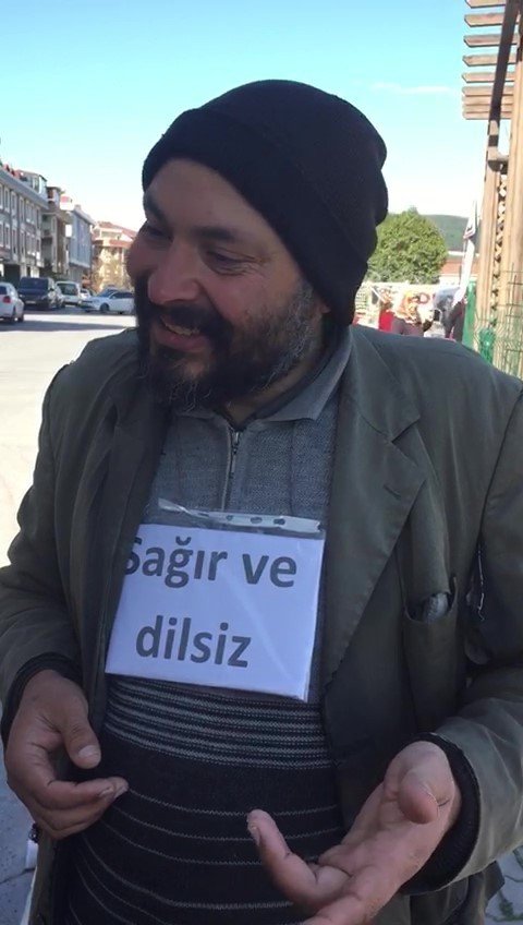 Sağır ve dilsiz dilencinin dili zabıtayı görünce açıldı