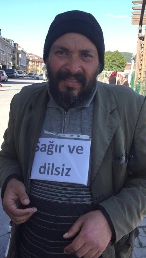 Sağır ve dilsiz dilencinin dili zabıtayı görünce açıldı