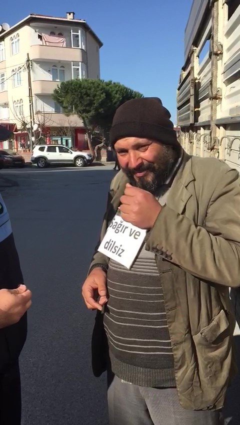 Sağır ve dilsiz dilencinin dili zabıtayı görünce açıldı