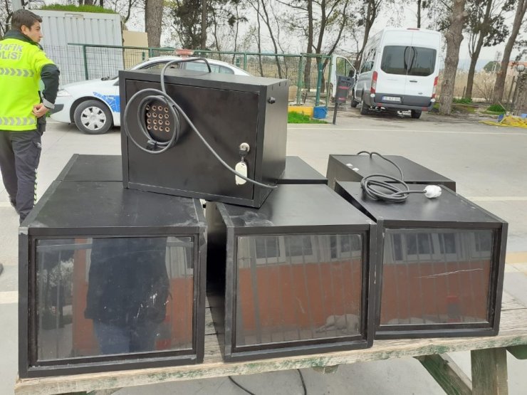 Manisa’da müzik kutusu görünümlü kumar makinesi ele geçirildi
