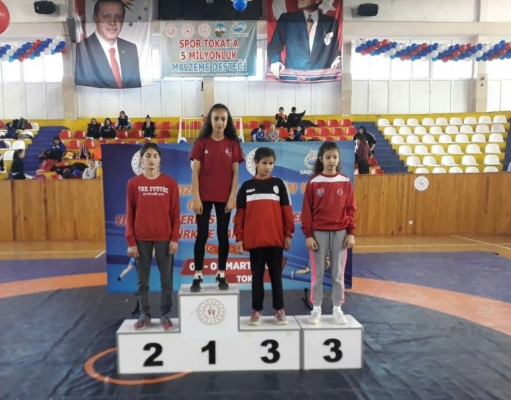 Kepezli güreşçilerin sırtı yere gelmiyor