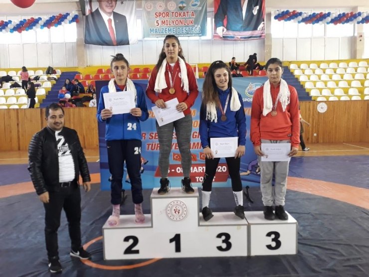 Kepezli güreşçilerin sırtı yere gelmiyor