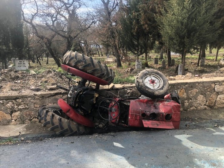 Traktör takla attı, yaşlı sürücü yaralandı