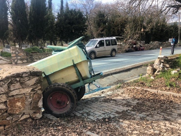 Traktör takla attı, yaşlı sürücü yaralandı