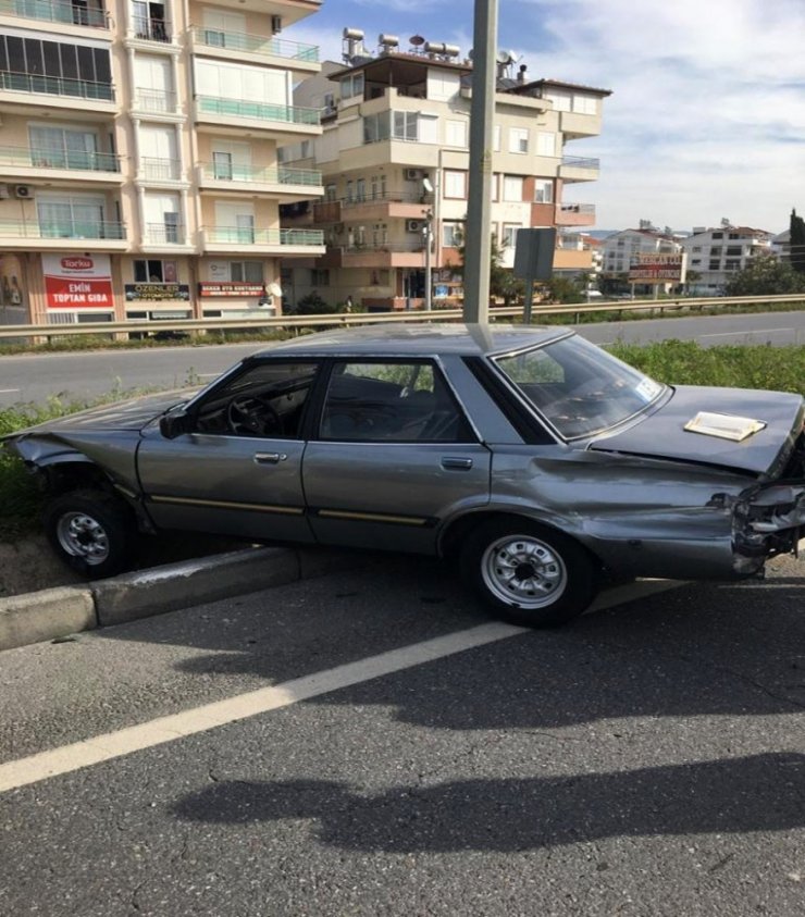 Lastiği patlayan otomobile ticari araç çarptı: 2 yaralı