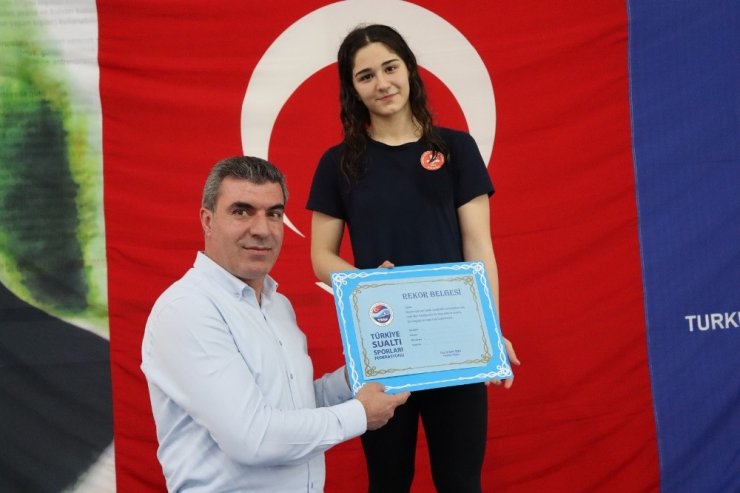 Mersin’de, Paletli Yüzme Şampiyonasında 5 Türkiye rekoru kırıldı