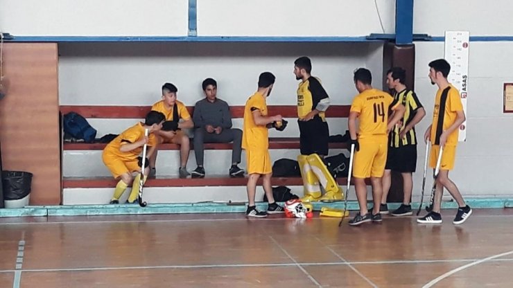 Sakarya’da ilk kez düzenlenen salon hokeyi turnuvası başladı