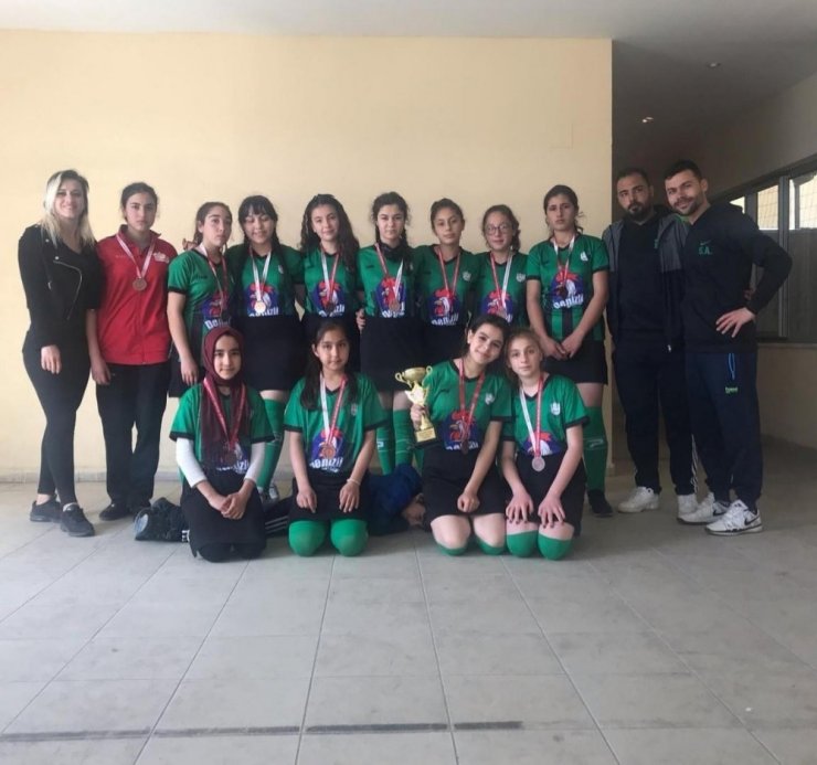 Köy okulunun kızlarının hokeyde başarısı parmak ısırttı