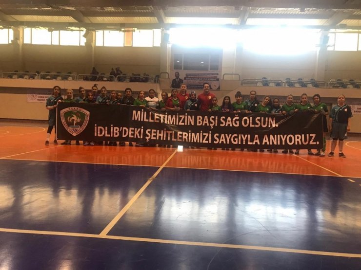 Köy okulunun kızlarının hokeyde başarısı parmak ısırttı