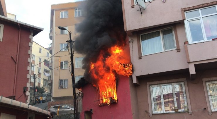 Şişli’de korku dolu anlar: Yangından çocuklarıyla kaçtılar