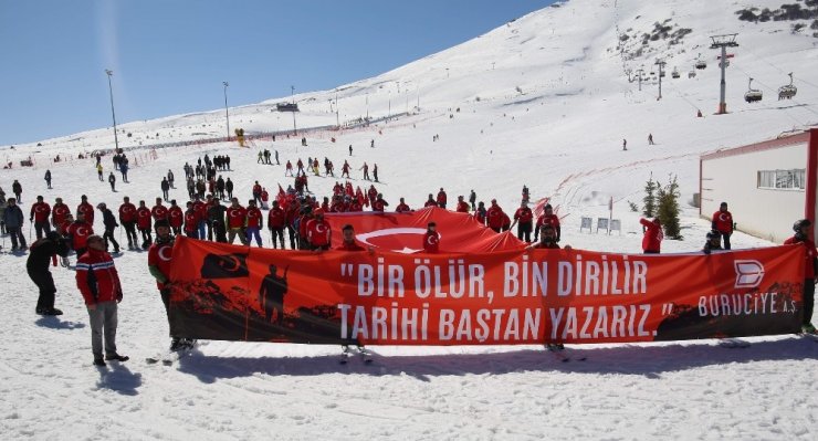 Şehitler için bayraklarla kaydılar