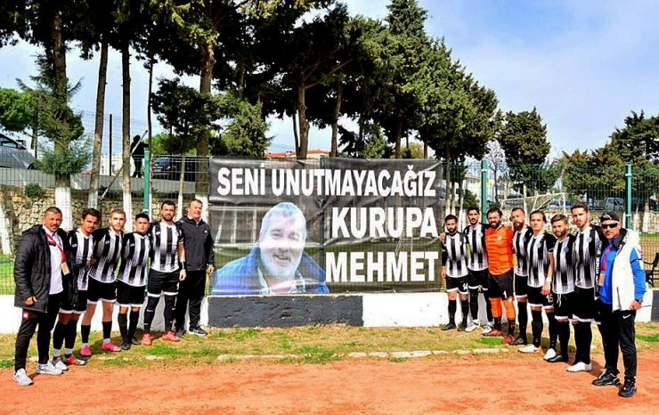 Toprağa verilen eski yönetici için futbolculardan anlamlı pankart