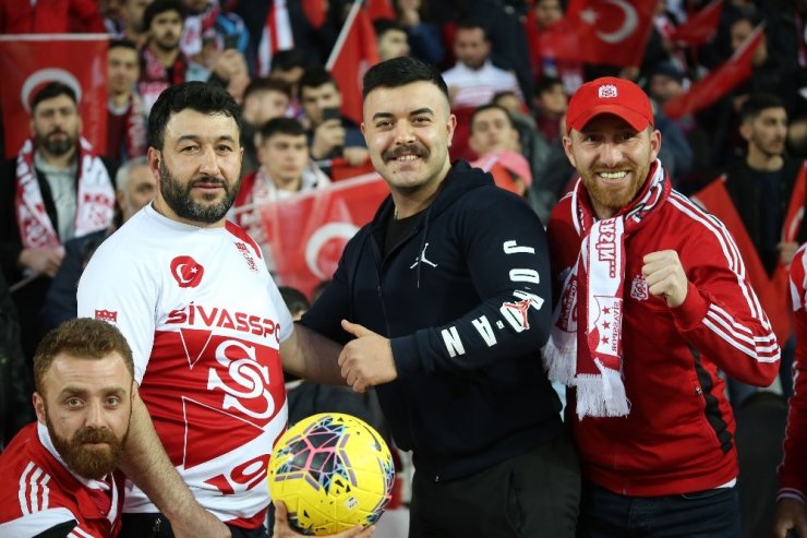 Sivas 4 Eylül Stadyumu tamamen doldu