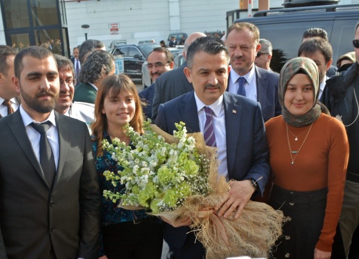 Bakan Pakdemirli’den gençlere: “Kolunuza takabildiğiniz kadar ’altın bilezik’ takın”