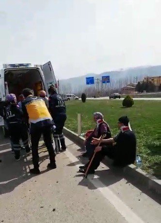 Tokat’ta kavşakta otomobille kamyonet çarpıştı: 3 yaralı
