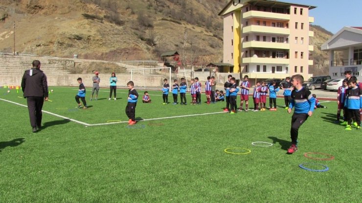 Artvin’de Trabzonspor Futbol Okulları’na yoğun ilgi