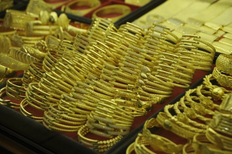 Petrol fiyatları sert düştü, altın yükseldi