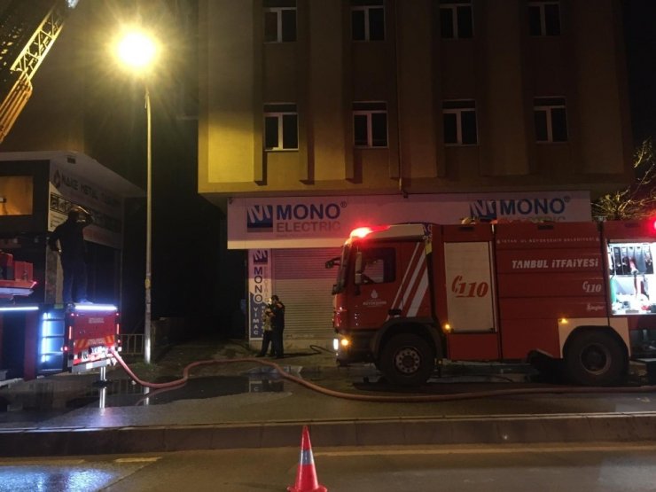 Ümraniye’de mobilya mağazasının çatı katında yangın