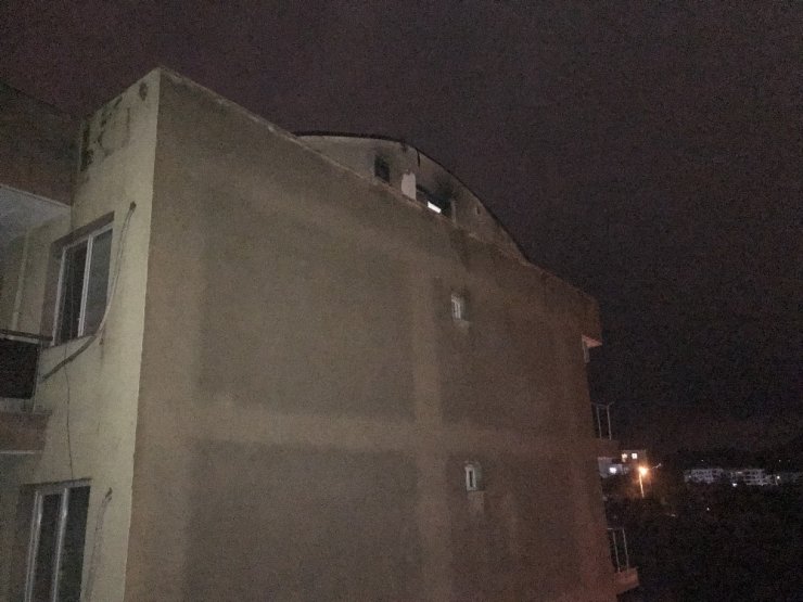 Yıldırım düşen evde yangın çıktı