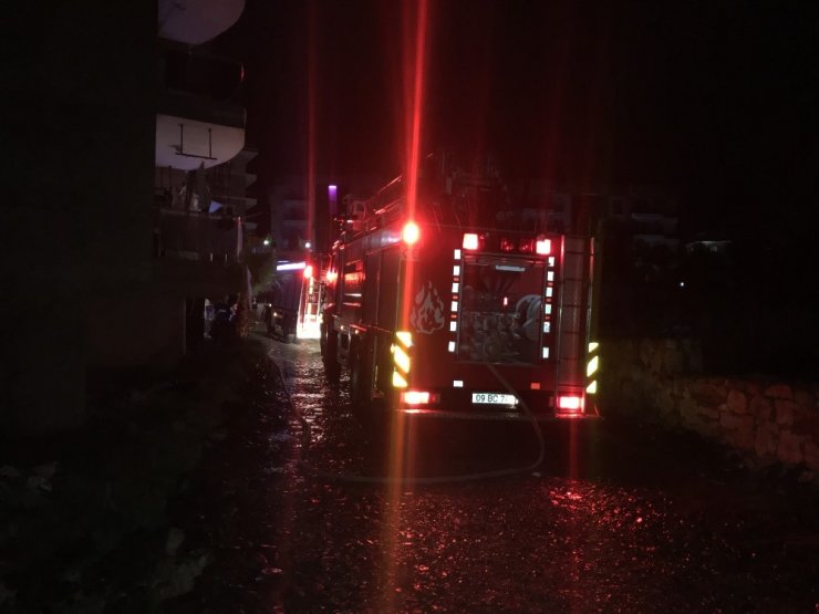 Yıldırım düşen evde yangın çıktı