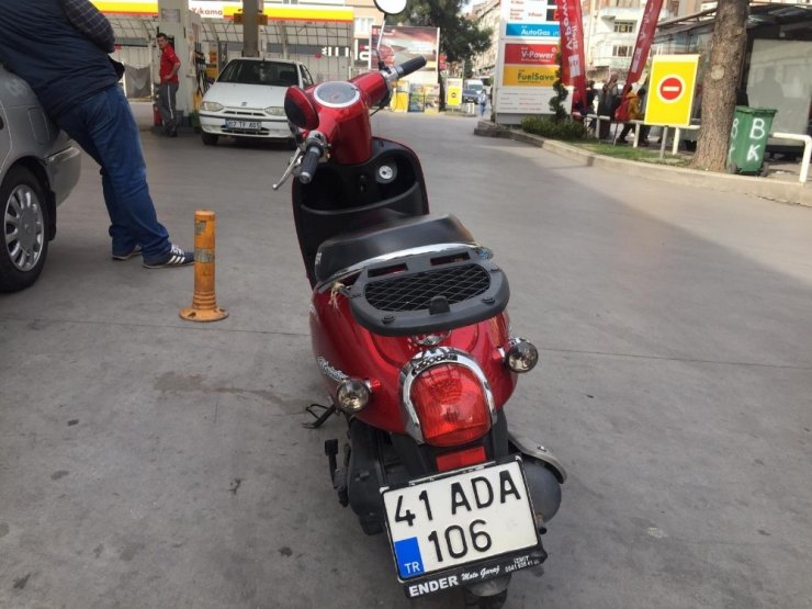 Motosikletten düşen genç kız ayağını incitti