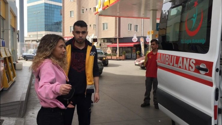 Motosikletten düşen genç kız ayağını incitti