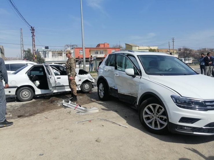 İki otomobil çarpıştı: 3 yaralı