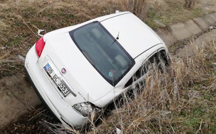 Ağaca çarpan otomobil su kanalına uçtu: 1’i ağır, 2 yaralı