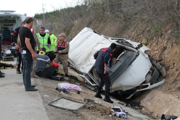 Minibüs şarampole yuvarlandı: 9 yaralı