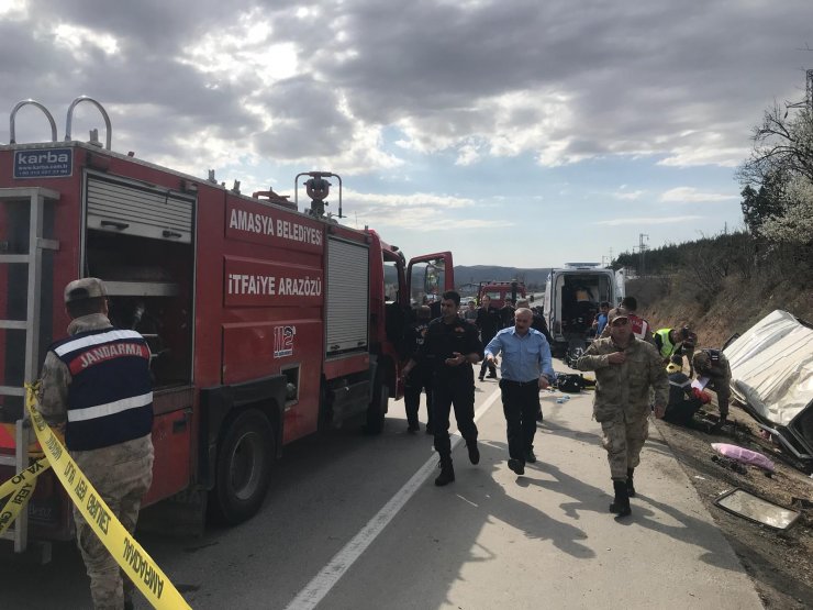 GÜNCELLEME - Amasya'da minibüs şarampole devrildi: 2 ölü, 7 yaralı