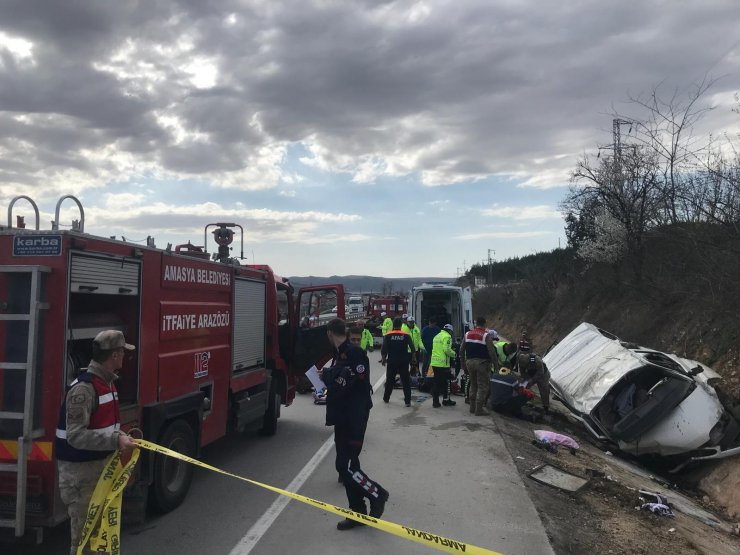 GÜNCELLEME - Amasya'da minibüs şarampole devrildi: 2 ölü, 7 yaralı