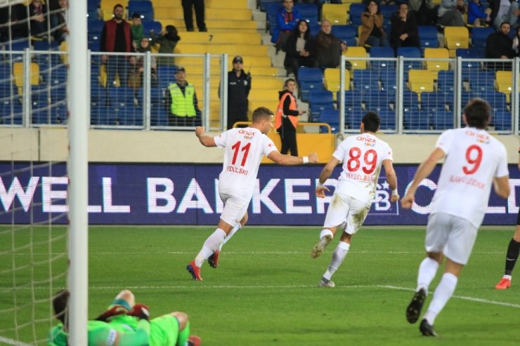Podolski’den 5 maçta, 5 puanlık katkı