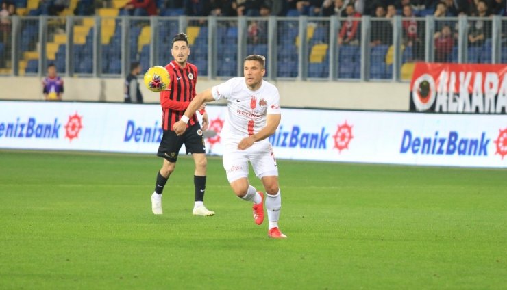Podolski’den 5 maçta, 5 puanlık katkı