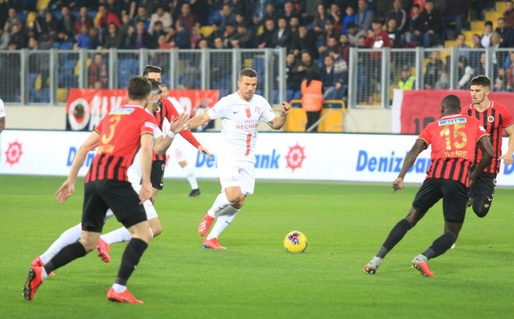 Podolski’den 5 maçta, 5 puanlık katkı