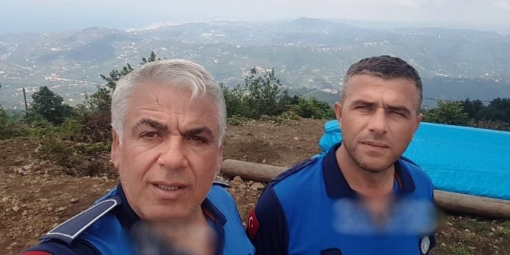 Şehit mezarının devrilen bayrak direğini kaldırmaya çalışırken yüksek gerilime kapılarak hayatını kaybetti
