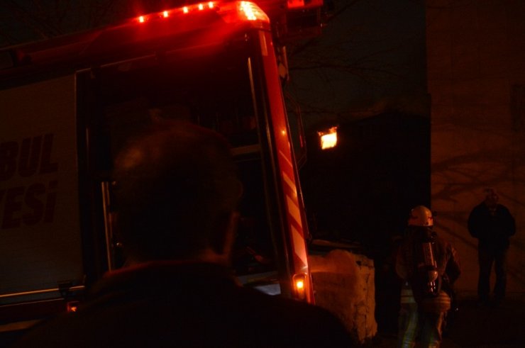 Beyoğlu’nda 5 katlı binanın en üst katı alev alev yandı
