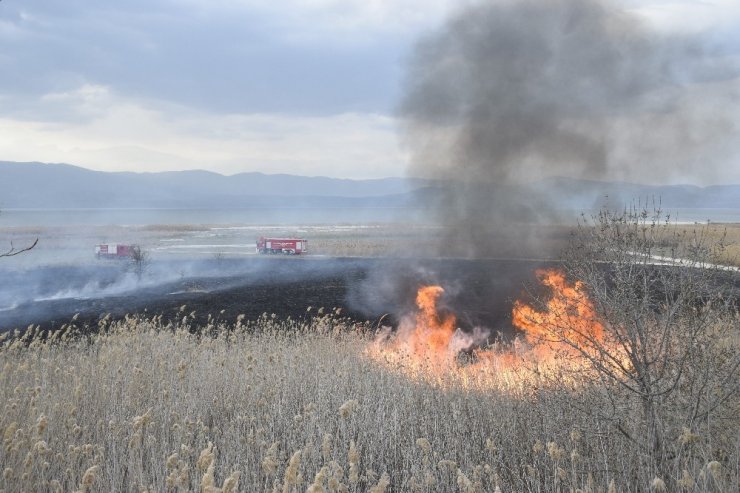 Burdur Gölü’nde sazlık yangını