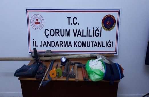 Çorum'da iş makinesiyle kaçak kazı yapan 8 kişi suçüstü yakalandı