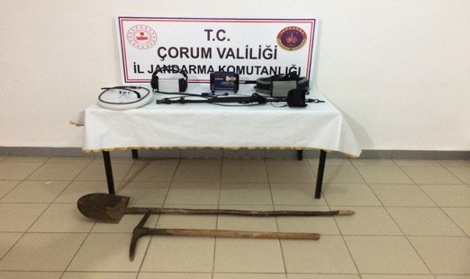 Çorum'da iş makinesiyle kaçak kazı yapan 8 kişi suçüstü yakalandı