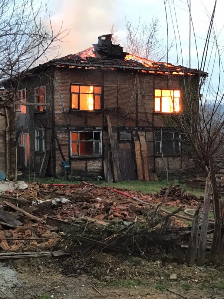 İki katlı ahşap ev alevlere teslim oldu